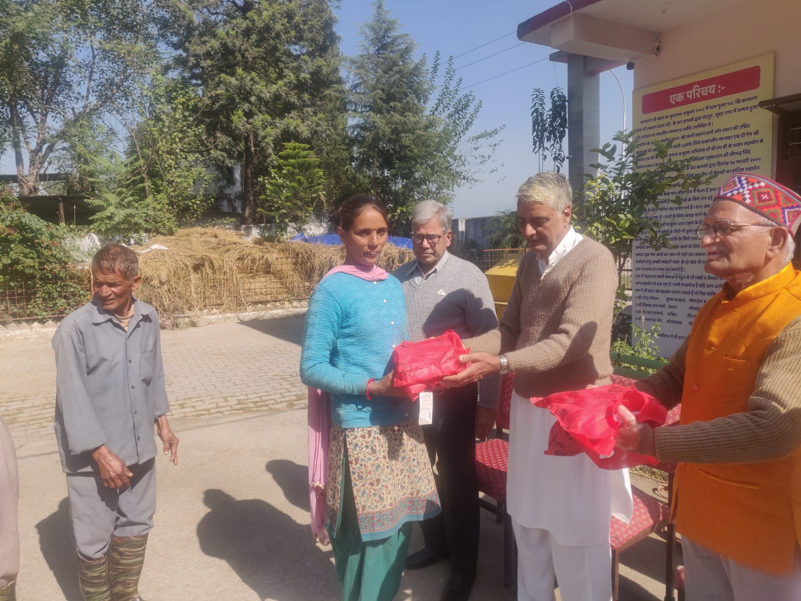 गौ सेवकों को दिवाली की मिठाई व उपहार वितरण